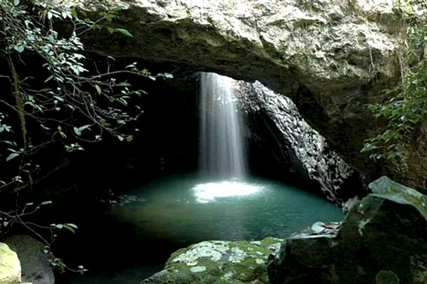 air-terjun-di-gua-seropan