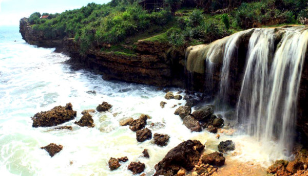 pantai-jogan-di-gunungkidul-600x344