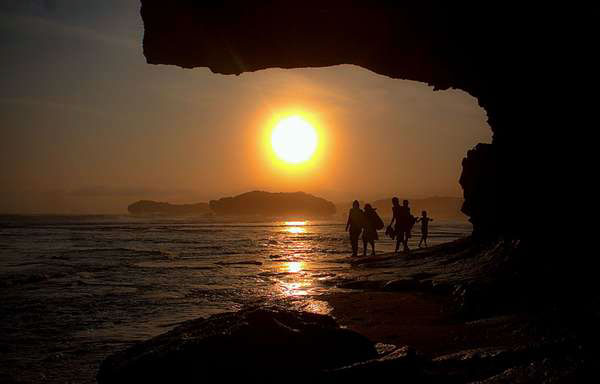 sunset-indah-di-pantai-indrayanti-gunungkidul